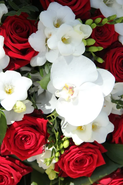 Red and white bridal arrangement — Stock Photo, Image
