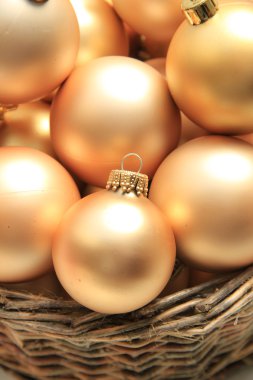 hasır sepet içinde altın christmas süsler