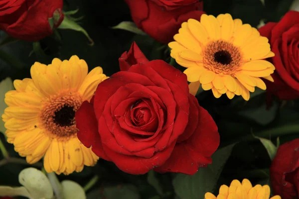 Flores amarelas e vermelhas em um arranjo nupcial — Fotografia de Stock