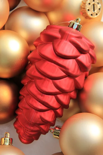 Ornament červený kužel ve tvaru — Stock fotografie