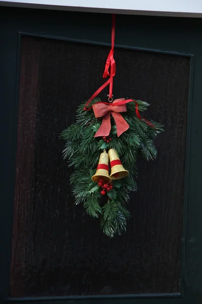 Bir kapı üzerinde Noel çelenk — Stok fotoğraf