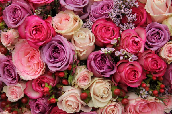 Purple and pink roses wedding arrangement — Stock Photo, Image