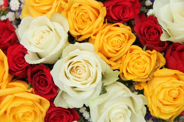 Rosas amarillas, blancas y rojas en un arreglo de bodas —  Fotos de Stock