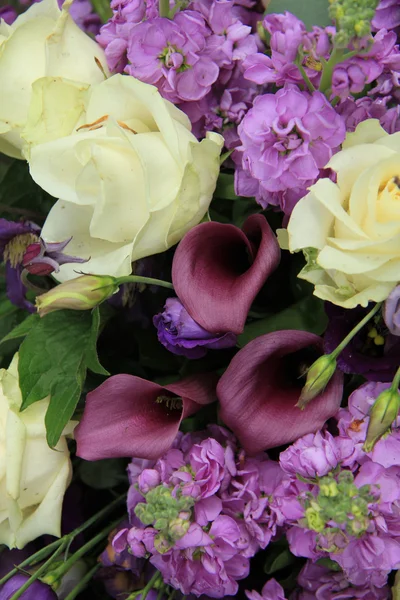 Arrangement nuptial violet et blanc — Photo