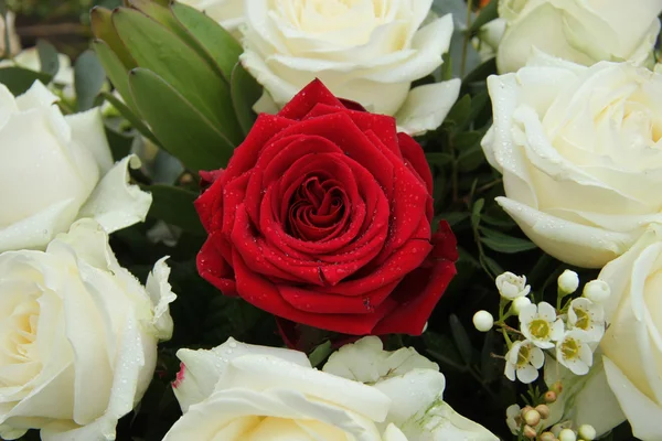 红玫瑰在新娘的安排 — 图库照片