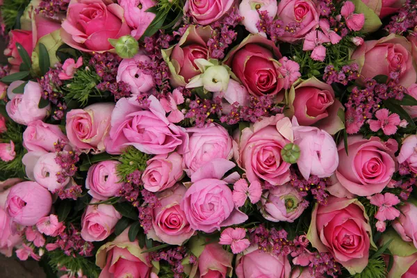 Gemengde roze bloemstuk — Stockfoto