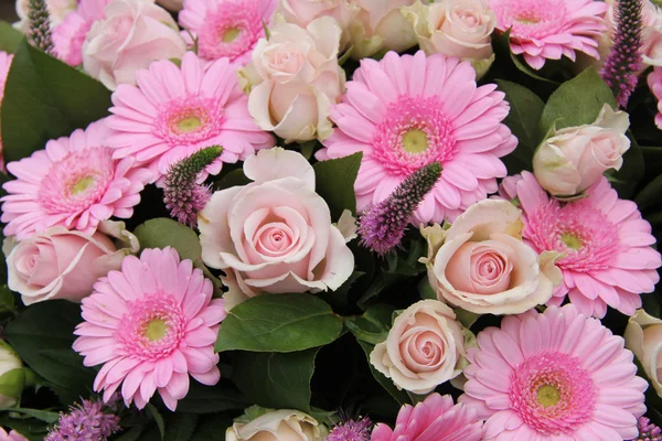 Arranjo de flores nupciais em rosa — Fotografia de Stock