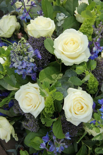 Blau-weißes Blumengesteck für eine Hochzeit — Stockfoto