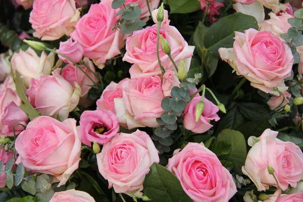 Розовое свадебное украшение: розы и эустома — стоковое фото