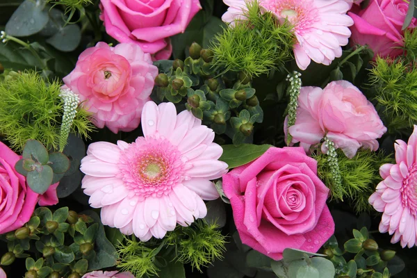 Fleurs de mariage dans différentes nuances de rose — Photo