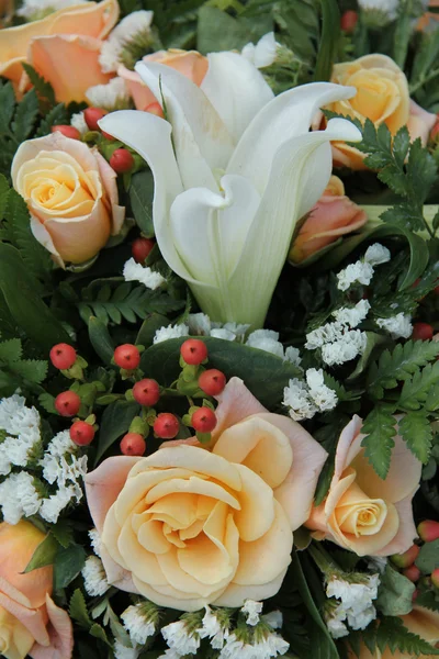 Rosen und Lilien in einem Brautarrangement — Stockfoto