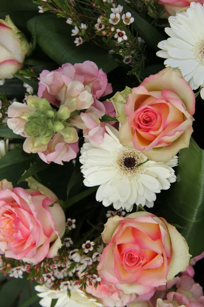 Rosa rosor och vita Gerbera i brudkläder arrangemang — Stockfoto