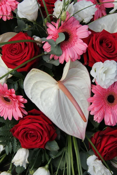 Antúrio, rosas e gerberas em um arranjo nupcial — Fotografia de Stock