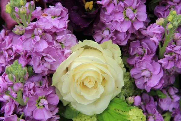Purple and white bridal arrangement — Stock Photo, Image