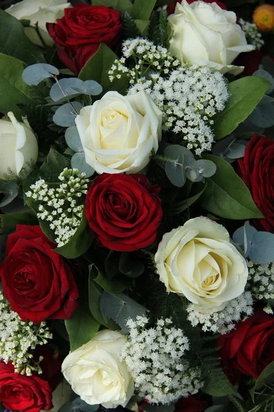 Roses rouges et blanches dans un bouquet de mariée — Photo