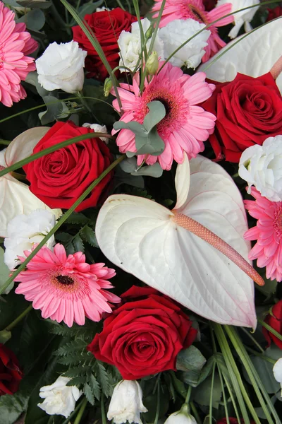 Anturium, róże i gerbery w układzie Suknie ślubne — Zdjęcie stockowe