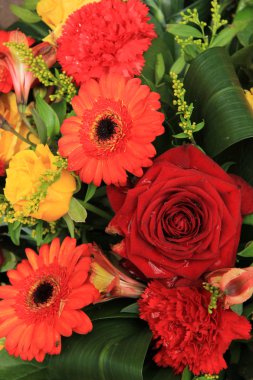 kırmızı, sarı ve turuncu düğün süslemeleri