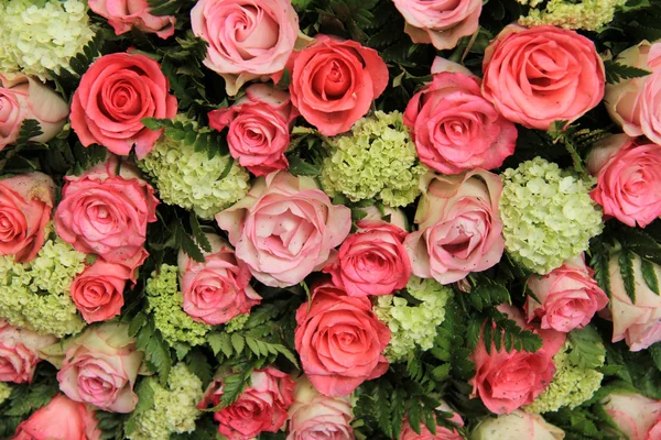 新娘安排、 粉红色玫瑰和绣球花 — 图库照片