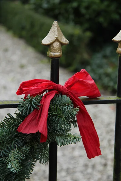 Arco vermelho em uma grinalda — Fotografia de Stock