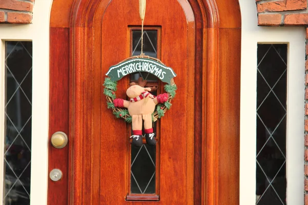 Las decoraciones navideñas a la puerta —  Fotos de Stock