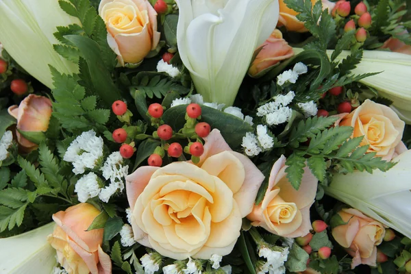 Růže a lillies v svatební uspořádání — Stock fotografie
