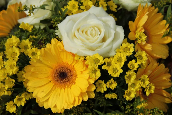 White roses and yellow gerberas — Stock Photo, Image