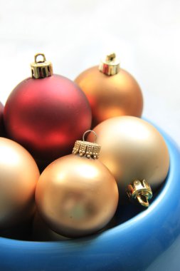 mavi bir kase kırmızı ve altın christmas süsler