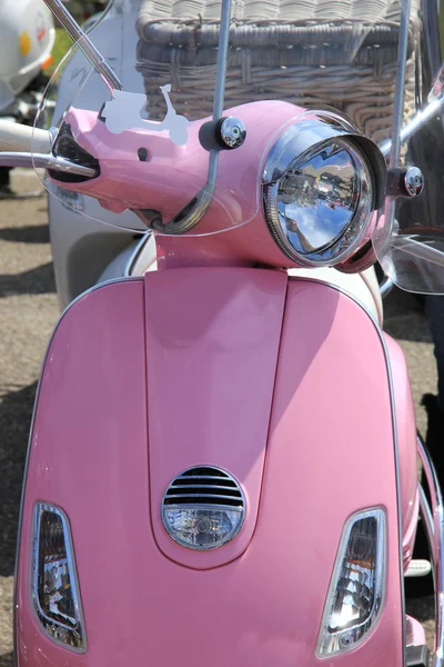 Рожевий ретро скутер — стокове фото