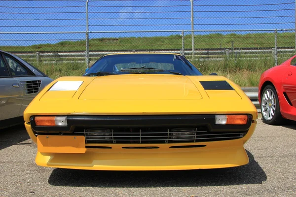 Carro esporte italiano amarelo — Fotografia de Stock