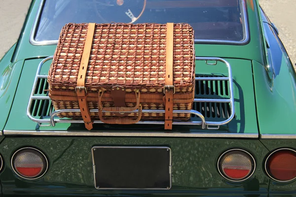 Wicker luggage on a classic car — Stock Photo, Image