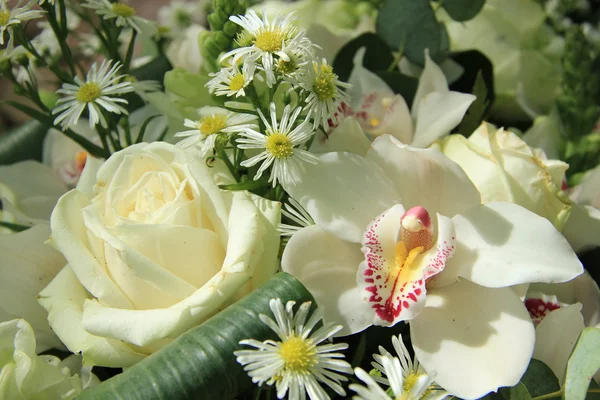 Orquídeas y rosas en ramo nupcial — Foto de Stock