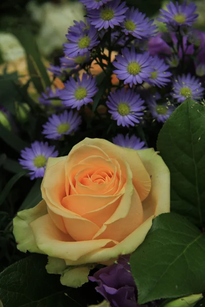 장미와 신부의 꽃다발과 꽃 — 스톡 사진