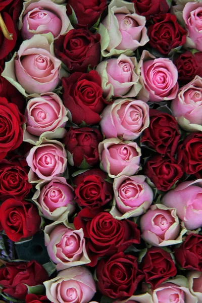 Pièce maîtresse du mariage en rouge et rose — Photo