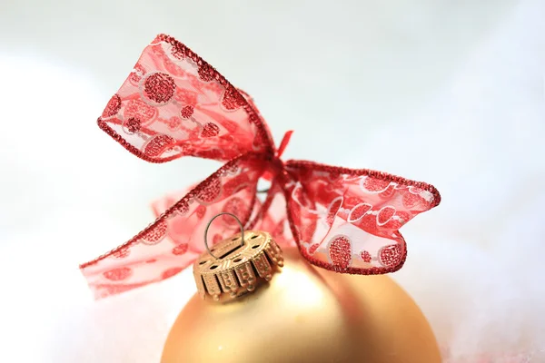 Рождественские украшения из красного и золотого — стоковое фото