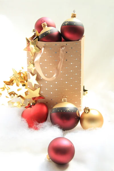 Giftbag met Kerst ornamenten — Stockfoto