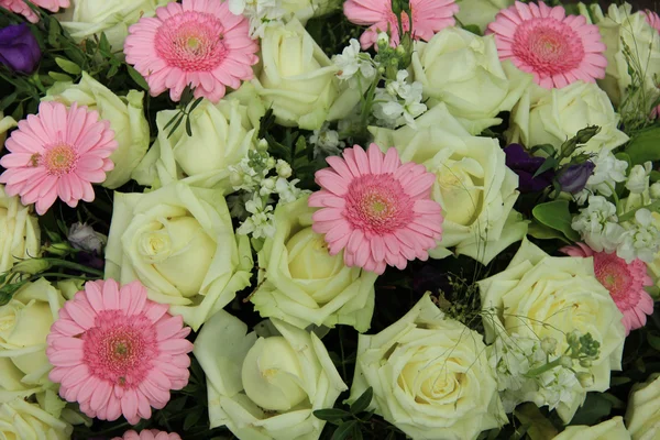 Pembe gerbera ve beyaz gül - çiçek düğün — Stok fotoğraf