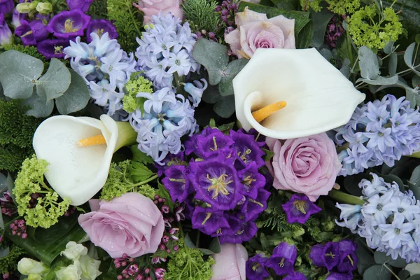 Calla lily in a blue purple arrangement — Stock Photo, Image