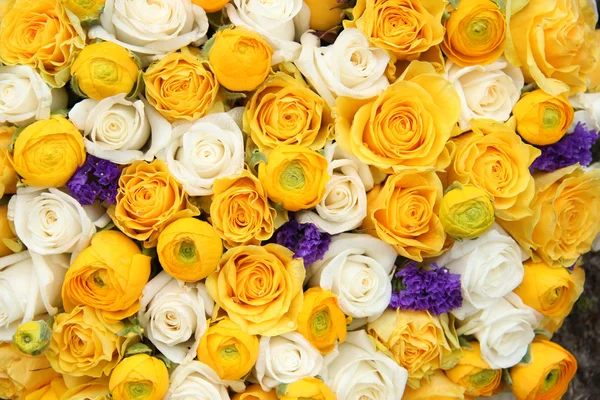 Желтые и белые свадебные цветы — стоковое фото