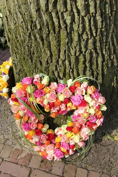 Heart shaped sympathy flowers — Stock Photo, Image