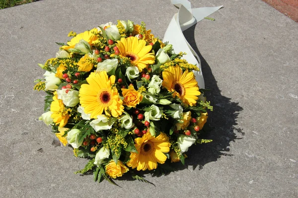 Yellow sympathy flowers — Stock Photo, Image