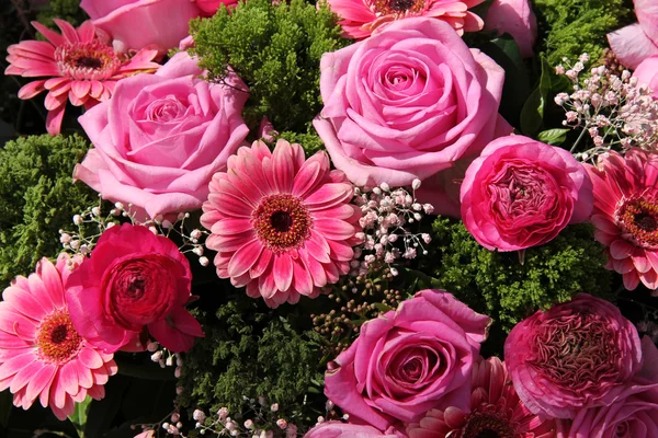 Ranunculus, roses et gerberas dans un arrangement de mariage — Photo