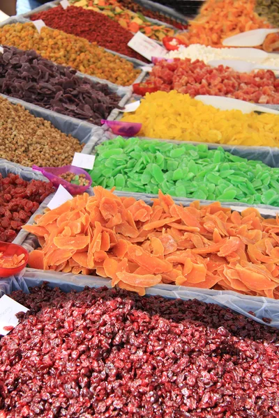 Fruta enlatada en un puesto de mercado — Foto de Stock