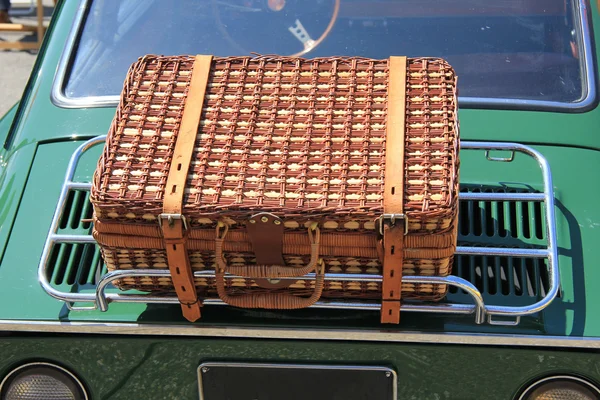 Плетеный багаж на классическом автомобиле — стоковое фото