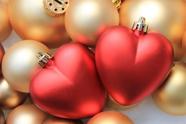 Enfeites de Natal em forma de coração vermelho — Fotografia de Stock
