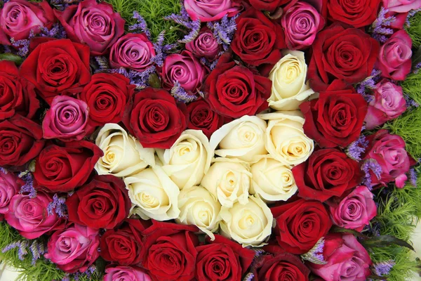 Nászutas elrendezése, piros, fehér és rózsaszín rózsa — Stock Fotó