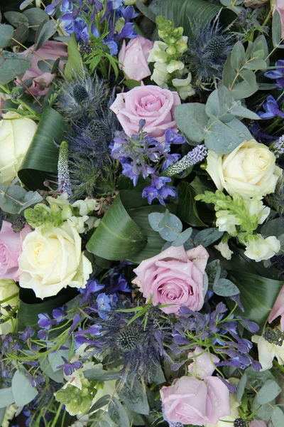 Wedding arrangement in purple and blue — Stock Photo, Image
