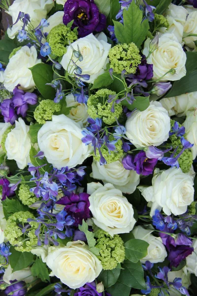 Wedding arrangement in white and blue — Stock Photo, Image