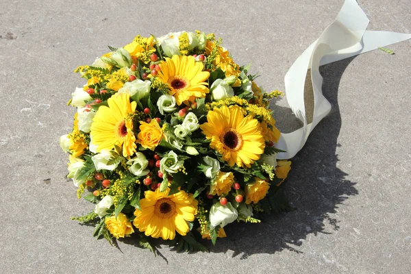 Yellow sympathy flowers — Stock Photo, Image