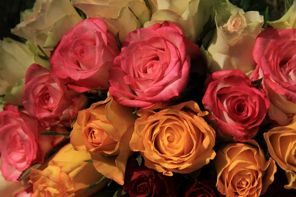 Rosen in einem Blumengesteck — Stockfoto