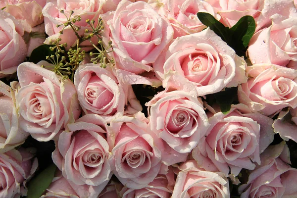 Rosas cor de rosa em uma peça central de casamento — Fotografia de Stock